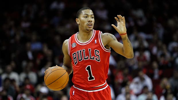 Derrick Rose dribbles the ball.